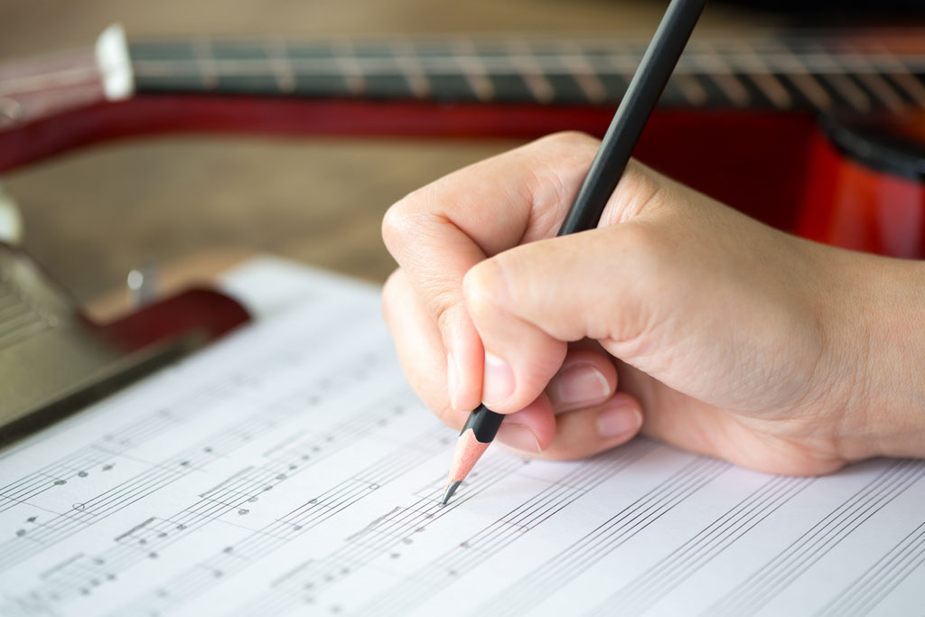 Persona escribiendo una partitura