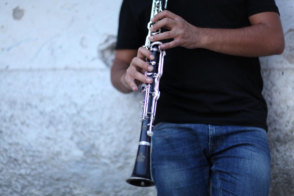 Hombre adulto tocando el clarinete