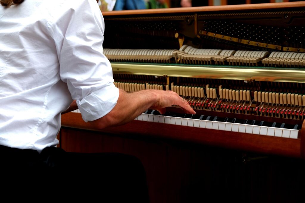 Hombre toca el piano al estilo jazz