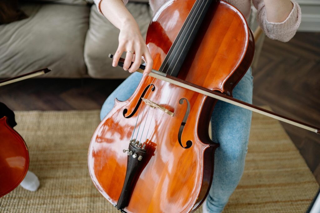 Mujer tocando un violonchelo